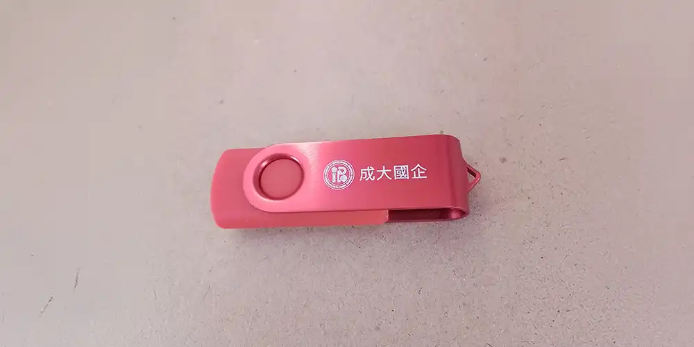 旋轉式隨身碟 ︱ 成大國企